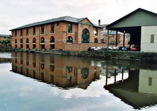 6th October 1999. View of Flax House, Victoria Quays, South of the River Aire. Victoria Quays is a mixture of converted and new buildings forming a residential development C) Leeds Libraries